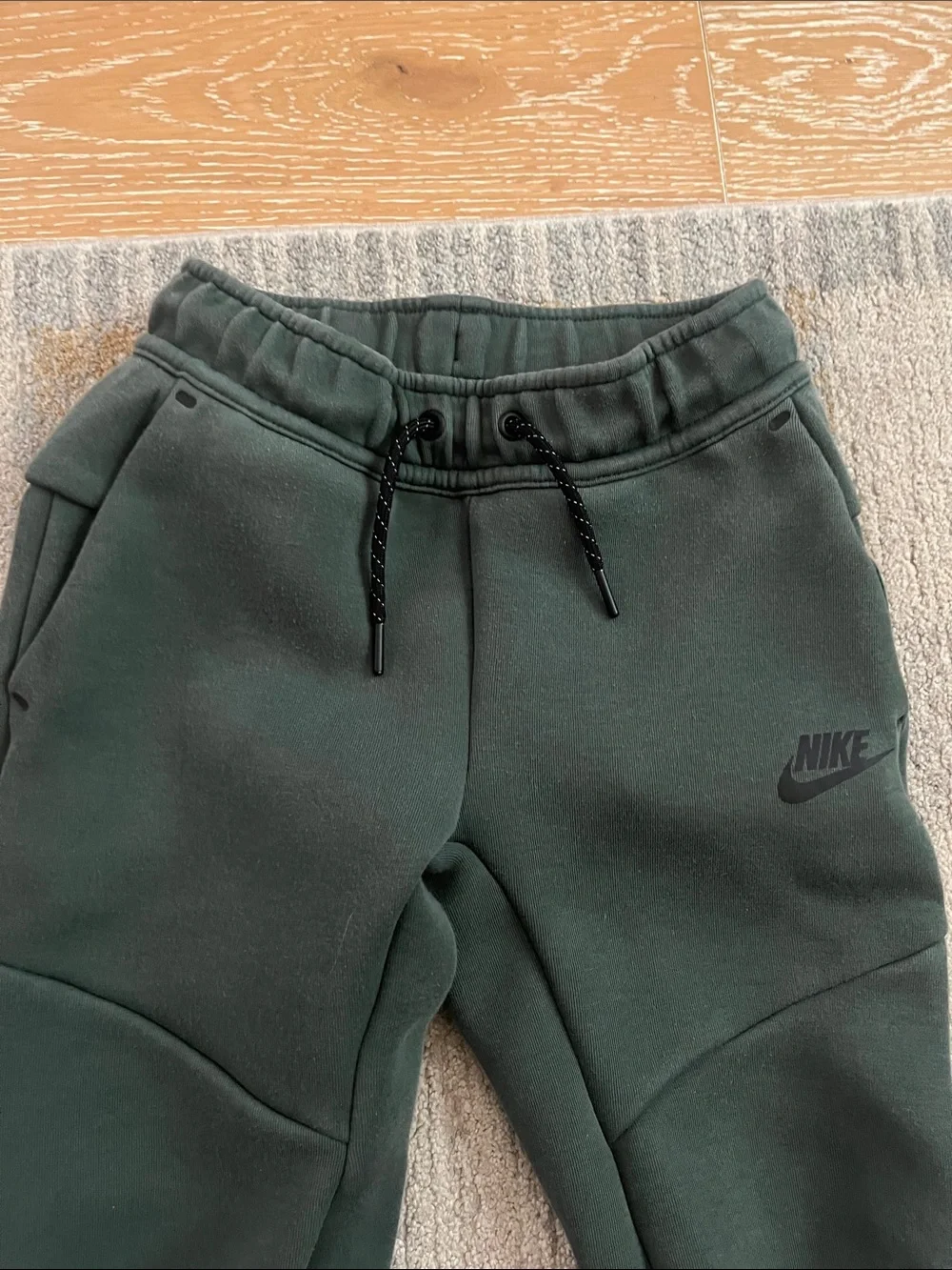 Nike tech fleece jogger pants kids Small s boys 7/8 green black shirt preowned